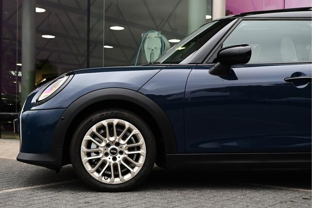 Mini COOPER Hatchback C Automaat / Favoured / Pakket L / 17" U-Spoke vibrant silver