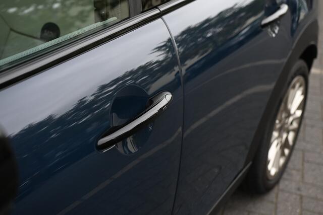 Mini COOPER Hatchback C Automaat / Favoured / Pakket L / 17" U-Spoke vibrant silver