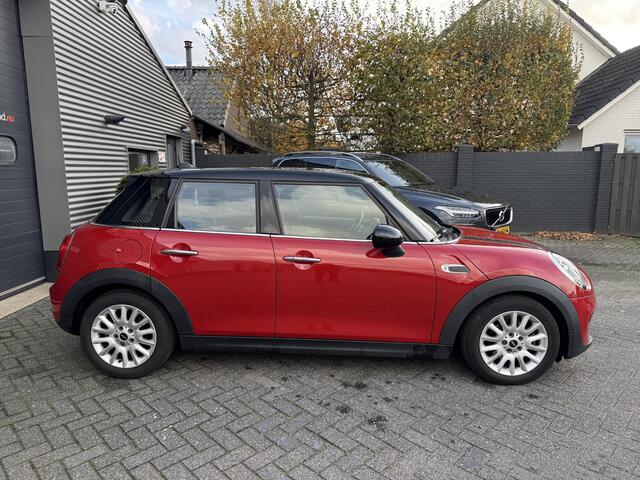 Mini COOPER Mini 1.5 Chili Serious Business | Navigatie | Climate Control | Parkeersensoren | Lichtmetalen Velgen |