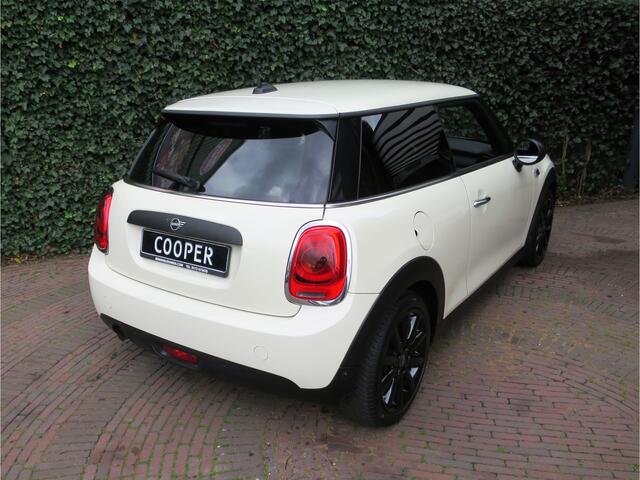 Mini COOPER 1.5 One Salt F56 met Navi, BT, Apple Carplay, Park.ass en 17"