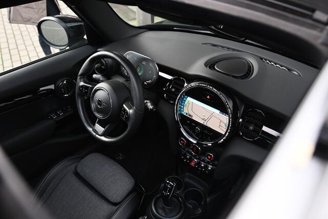 Mini COOPER Hatchback Classic Automaat / Panoramadak / Sportstoelen / Stuurverwarming / Comfort Access / LED / Stoelverwarming / Airconditioning / Cruise Control / PDC