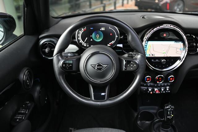 Mini COOPER Hatchback Classic Automaat / Panoramadak / Sportstoelen / Stuurverwarming / Comfort Access / LED / Stoelverwarming / Airconditioning / Cruise Control / PDC