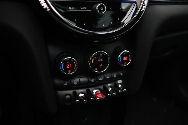 Mini COOPER Hatchback Classic Automaat / Panoramadak / Sportstoelen / Stuurverwarming / Comfort Access / LED / Stoelverwarming / Airconditioning / Cruise Control / PDC