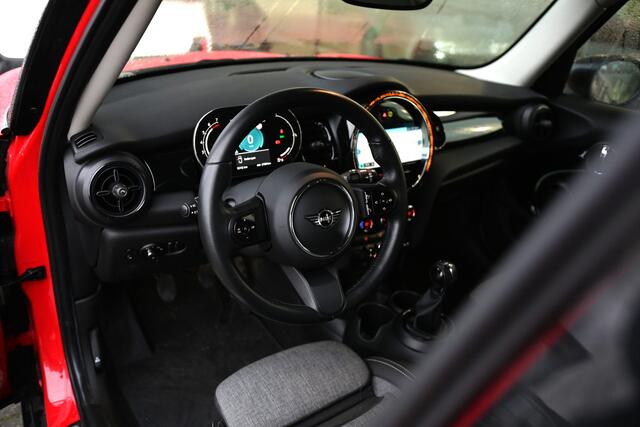 Mini COOPER Hatchback Classic / Sportstoelen / Achteruitrijcamera / LED / Airconditioning / Cruise Control