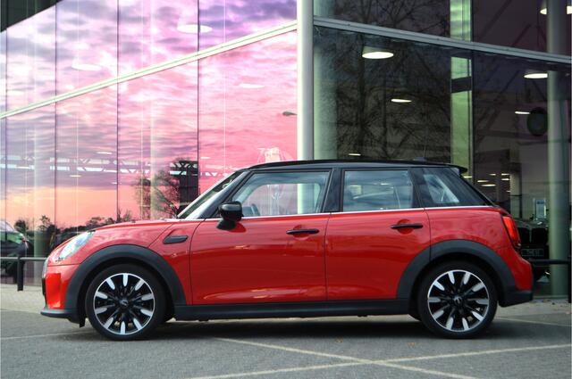 Mini COOPER Hatchback Classic / Sportstoelen / Achteruitrijcamera / LED / Airconditioning / Cruise Control
