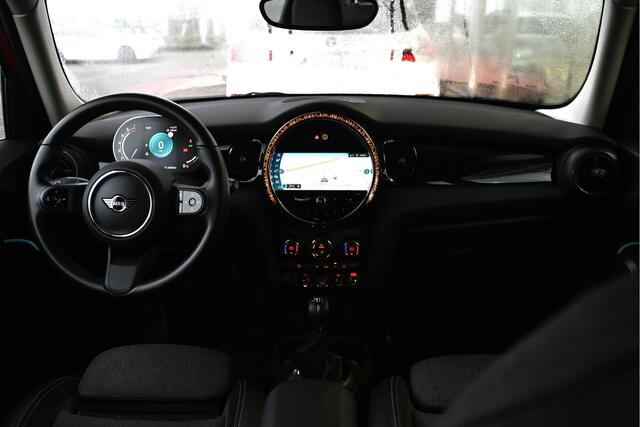 Mini COOPER Hatchback Classic / Sportstoelen / Achteruitrijcamera / LED / Airconditioning / Cruise Control