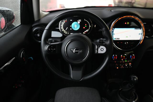 Mini COOPER Hatchback Classic / Sportstoelen / Achteruitrijcamera / LED / Airconditioning / Cruise Control