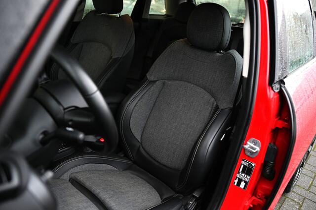 Mini COOPER Hatchback Classic / Sportstoelen / Achteruitrijcamera / LED / Airconditioning / Cruise Control