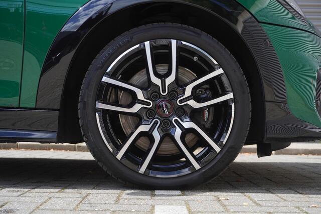 Mini COOPER 3-deurs C John Cooper Works Uitvoering | Pakket XL | 18 inch JCW Lap Spoke 2-tone | Glazen panoramadak | Elektrisch verstelbare stoelen