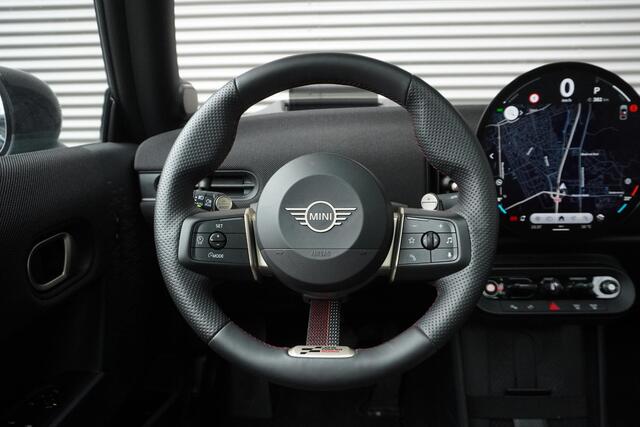 Mini COOPER 3-deurs C John Cooper Works Uitvoering | Pakket XL | 18 inch JCW Lap Spoke 2-tone | Glazen panoramadak | Elektrisch verstelbare stoelen