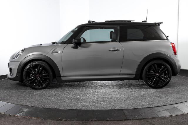 Mini COOPER Mini 1.5 Classic Orig. NL | John Cooper Works Pakket | S/K Panodak | Dig.Cockpit | Cruise | PDC | Stoelverw. | ECC | NAV + App.Connect | LM 17" |