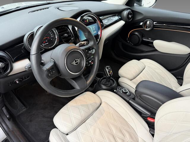 Mini COOPER 3-deurs C Classic Uitvoering | Leer Chester Satellite Grey | 16" LM Victory Spoke zwart | Park Distance Control achter (PDC) | LED-koplampen