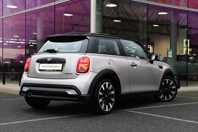 Mini COOPER Hatchback Classic / Panoramadak / Sportstoelen / Achteruitrijcamera / Comfort Access / Stuurverwarming / LED / Stoelverwarming / Airconditioning / Cruise Control