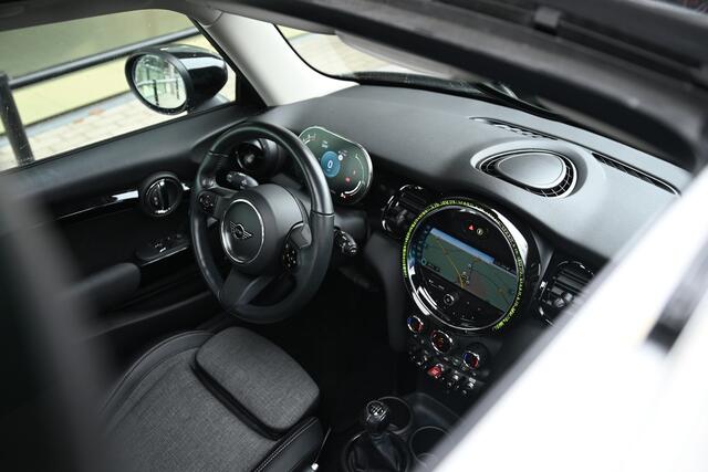 Mini COOPER Hatchback Classic / Panoramadak / Sportstoelen / Achteruitrijcamera / Comfort Access / Stuurverwarming / LED / Stoelverwarming / Airconditioning / Cruise Control