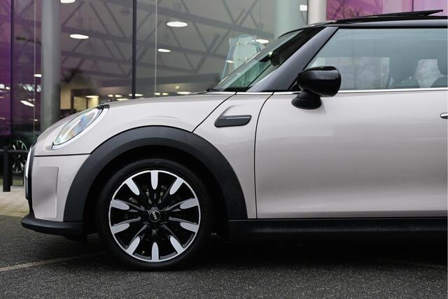 Mini COOPER Hatchback Classic / Panoramadak / Sportstoelen / Achteruitrijcamera / Comfort Access / Stuurverwarming / LED / Stoelverwarming / Airconditioning / Cruise Control