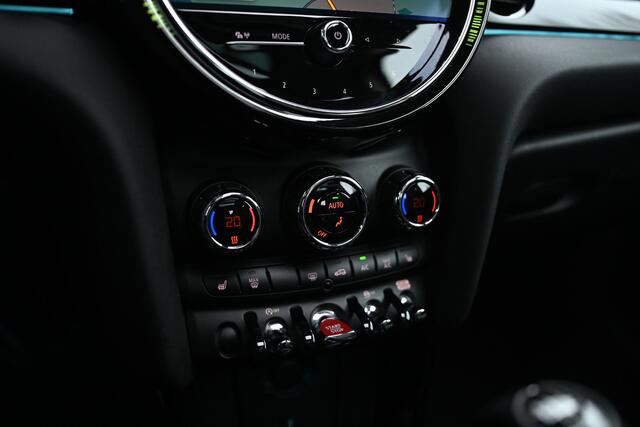 Mini COOPER Hatchback Classic / Panoramadak / Sportstoelen / Achteruitrijcamera / Comfort Access / Stuurverwarming / LED / Stoelverwarming / Airconditioning / Cruise Control