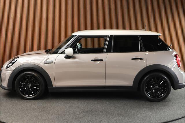 Mini COOPER Mini 1.5 Navi Leer Camera PDC Carplay Keyless Go & Entry LM velgen Zwarte binnenhemel Stoelverwarming Sportstoelen LED BTW auto!