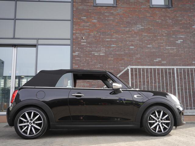 Mini COOPER Mini Cabrio 1.5 Chili Serious Business | Compleet nieuw cabriodak | Achteruitrijcamera | Lichtmetalen velgen | Navigatiesysteem | Climate control | Lederen bekleding | Stoelverwarming | Keyless entry en start