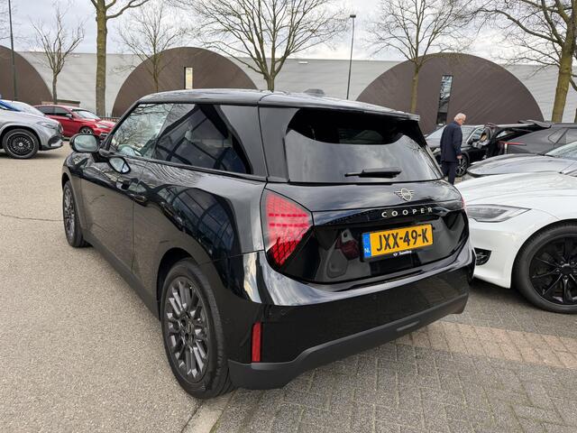 Mini COOPER Mini E Essential XS 40.7 kWh NIEUWE AUTO | HEAD-UP DISPLAY | CAMERA | STOELVERWARMING | ORIGINEEL NL AUTO | FABRIEKSGARANTIE TM 2029 |