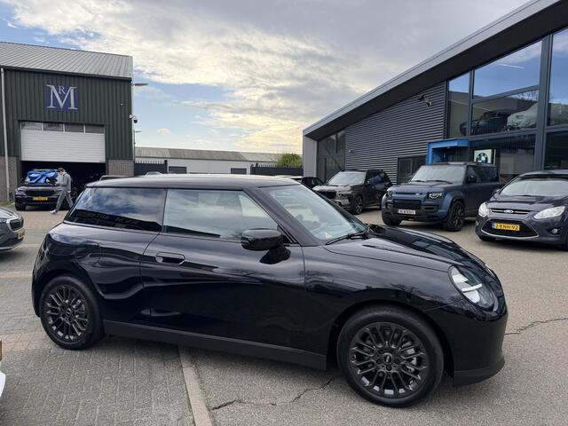 Mini COOPER Mini E Essential XS 40.7 kWh NIEUWE AUTO | HEAD-UP DISPLAY | CAMERA | STOELVERWARMING | ORIGINEEL NL AUTO | FABRIEKSGARANTIE TM 2029 |