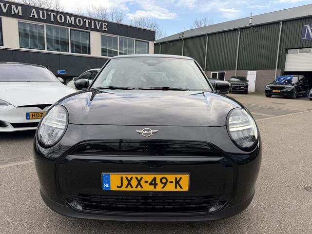 Mini COOPER Mini E Essential XS 40.7 kWh NIEUWE AUTO | HEAD-UP DISPLAY | CAMERA | STOELVERWARMING | ORIGINEEL NL AUTO | FABRIEKSGARANTIE TM 2029 |