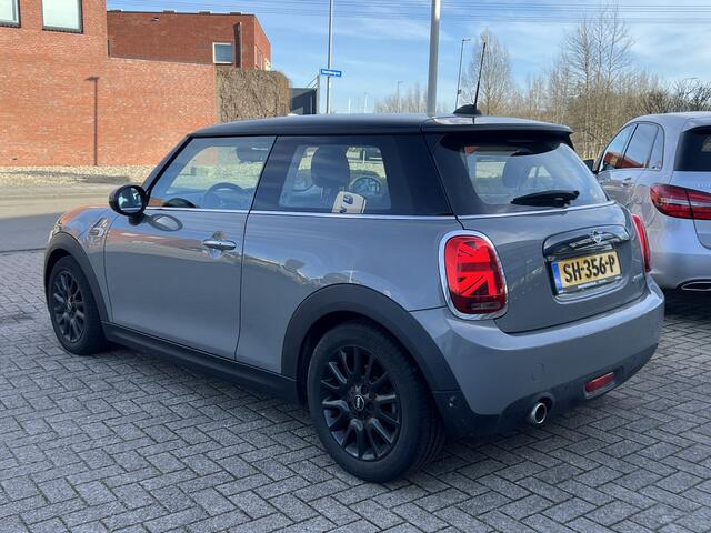 Mini COOPER Mini 1.5 136 pk Business Navigatie Carplay Led Koplampen Zwart Dak Parkeersensoren Clima + Cruise Control Keyless 16 Inch Velgen NL Auto Moonwalk Grey