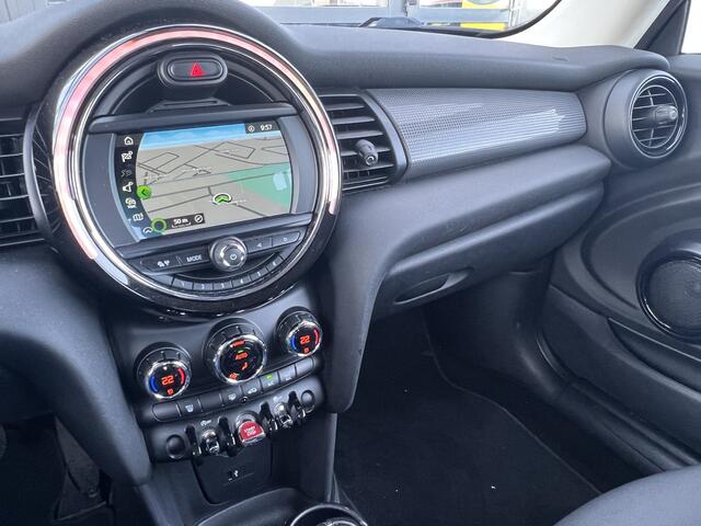 Mini COOPER Mini 1.5 136 pk Business Navigatie Carplay Led Koplampen Zwart Dak Parkeersensoren Clima + Cruise Control Keyless 16 Inch Velgen NL Auto Moonwalk Grey