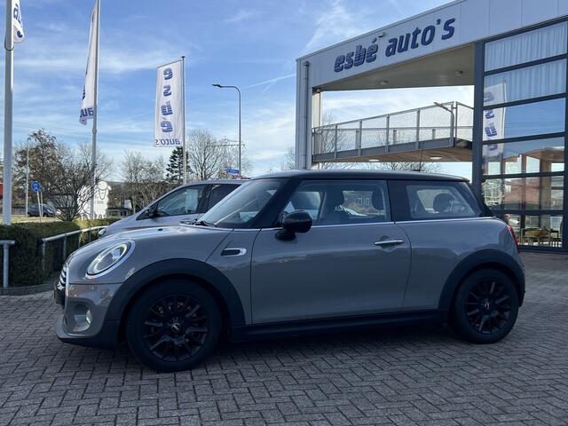 Mini COOPER Mini 1.5 136 pk Business Navigatie Carplay Led Koplampen Zwart Dak Parkeersensoren Clima + Cruise Control Keyless 16 Inch Velgen NL Auto Moonwalk Grey