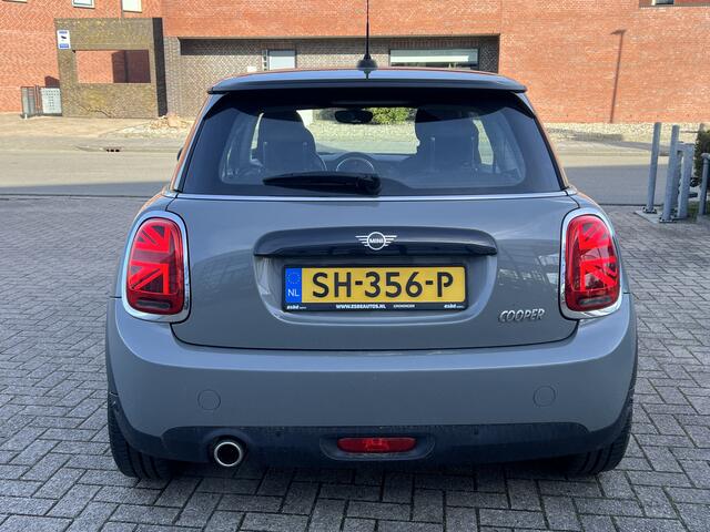 Mini COOPER Mini 1.5 136 pk Business Navigatie Carplay Led Koplampen Zwart Dak Parkeersensoren Clima + Cruise Control Keyless 16 Inch Velgen NL Auto Moonwalk Grey