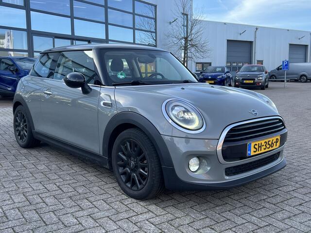 Mini COOPER Mini 1.5 136 pk Business Navigatie Carplay Led Koplampen Zwart Dak Parkeersensoren Clima + Cruise Control Keyless 16 Inch Velgen NL Auto Moonwalk Grey