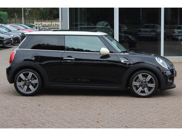 Mini COOPER Mini 1.5 60 Years Edition / Panoramadak / Head-up / Leder / Harman Kardon / 17'' / Navigatie / DAB / Cruise Control