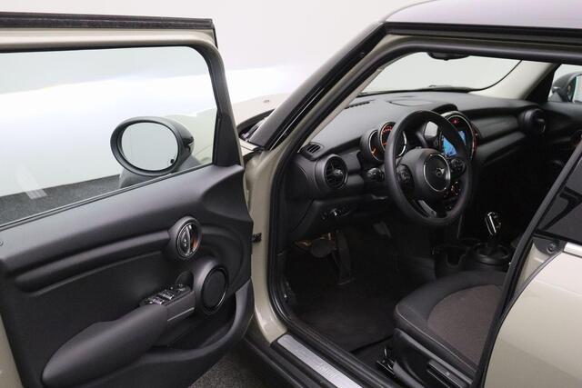 Mini COOPER 1.5 Pepper 2019 | Dealer Onderhouden | Navigatie | Carplay | Cruise Control | Spraakbediening | Stoelverwarming | Stuurwiel Bediening | Keyless 2 Sleutels | Nationale Autopas