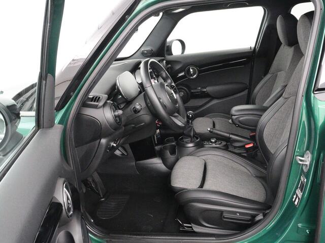 Mini COOPER 1.5 Business Edition | Harman/Kardon | Carplay | Verwarmde voorruit | Navigatie | Full LED | Half leder | Parkeerhulp | Climate control | Cruise control | Bluetooth | British Racing Green