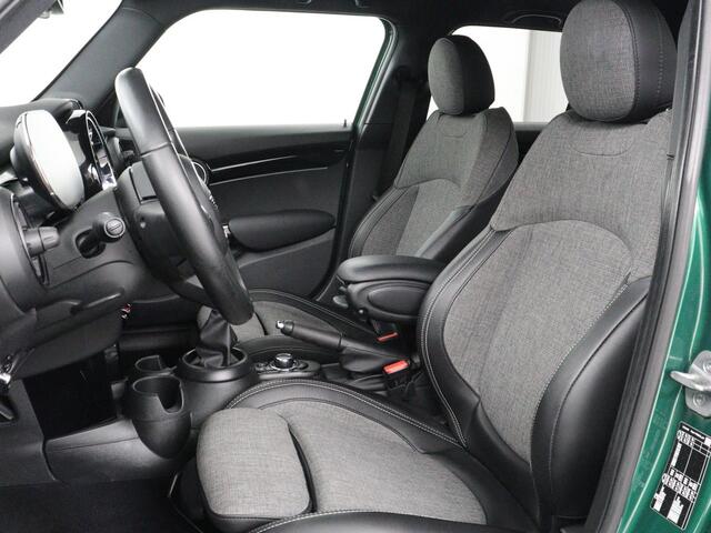 Mini COOPER 1.5 Business Edition | Harman/Kardon | Carplay | Verwarmde voorruit | Navigatie | Full LED | Half leder | Parkeerhulp | Climate control | Cruise control | Bluetooth | British Racing Green