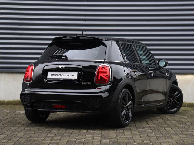 Mini COOPER 5-deurs / John Cooper Works / Comfort Access / Sportstoelen / + Cruise Control / Parkeersensoren / LED / Navigatie / Climate Control / 17'' LMV /