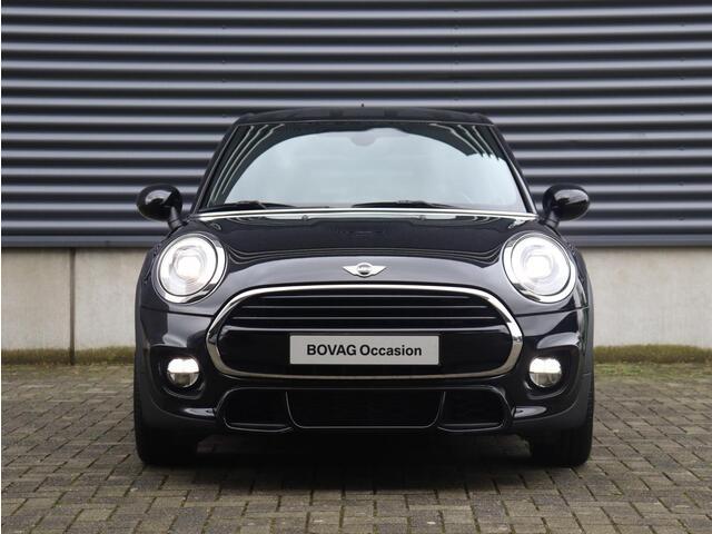 Mini COOPER 5-deurs / John Cooper Works / Comfort Access / Sportstoelen / + Cruise Control / Parkeersensoren / LED / Navigatie / Climate Control / 17'' LMV /