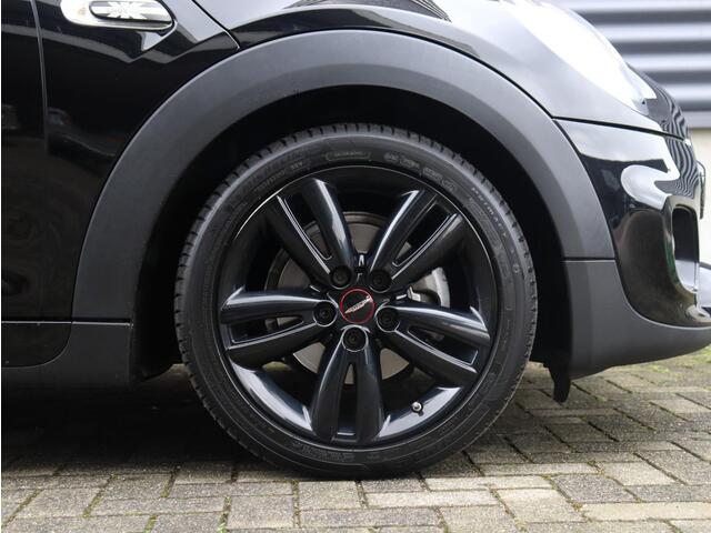 Mini COOPER 5-deurs / John Cooper Works / Comfort Access / Sportstoelen / + Cruise Control / Parkeersensoren / LED / Navigatie / Climate Control / 17'' LMV /