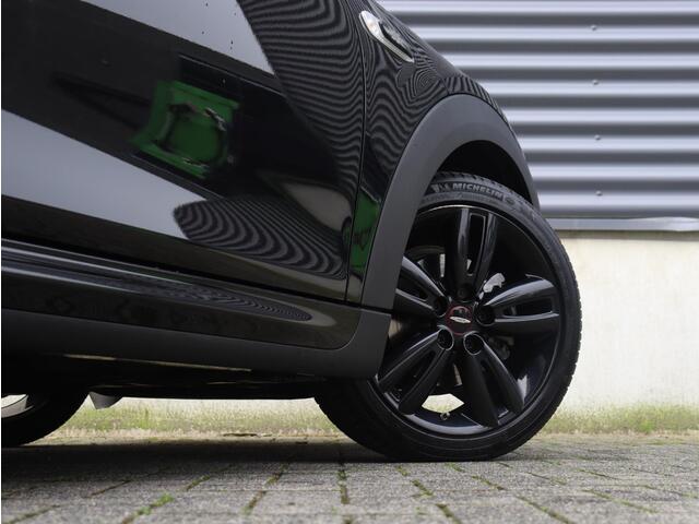 Mini COOPER 5-deurs / John Cooper Works / Comfort Access / Sportstoelen / + Cruise Control / Parkeersensoren / LED / Navigatie / Climate Control / 17'' LMV /