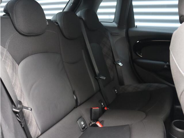 Mini COOPER 5-deurs / John Cooper Works / Comfort Access / Sportstoelen / + Cruise Control / Parkeersensoren / LED / Navigatie / Climate Control / 17'' LMV /