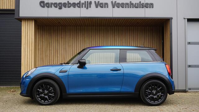 Mini COOPER 1.5 136pk 3Drs Business Edition *Black Pack* LED Navi *Multitone-Dak* 16inch LM Sportstoelen *NL auto* 34575km!