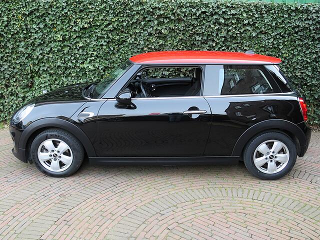 Mini COOPER 1.5 F56 LCI met Navi, BT, Clima, PDC en 15"
