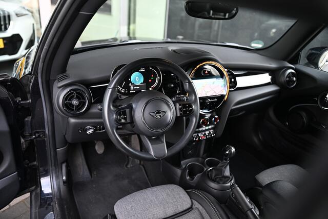 Mini COOPER Hatchback Classic / Sportstoelen / Getint Glas / Ambiance verlichting / Cruise Control / 17 inch LM Tentacle Spoke black