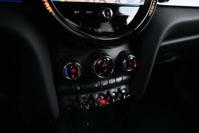 Mini COOPER Hatchback Classic / Sportstoelen / Getint Glas / Ambiance verlichting / Cruise Control / 17 inch LM Tentacle Spoke black