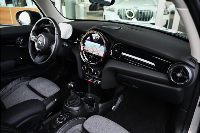 Mini COOPER Hatchback Classic / Panoramadak / Sportstoelen / LED / Cruise Control / 16" LM Victory Spoke zwart