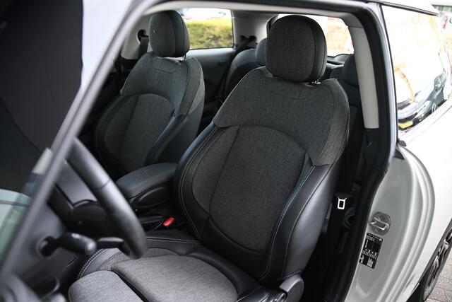 Mini COOPER Hatchback Classic / Panoramadak / Sportstoelen / LED / Cruise Control / 16" LM Victory Spoke zwart