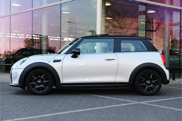 Mini COOPER Hatchback Classic / Panoramadak / Sportstoelen / LED / Cruise Control / 16" LM Victory Spoke zwart