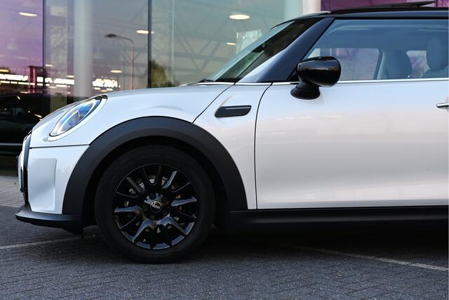 Mini COOPER Hatchback Classic / Panoramadak / Sportstoelen / LED / Cruise Control / 16" LM Victory Spoke zwart