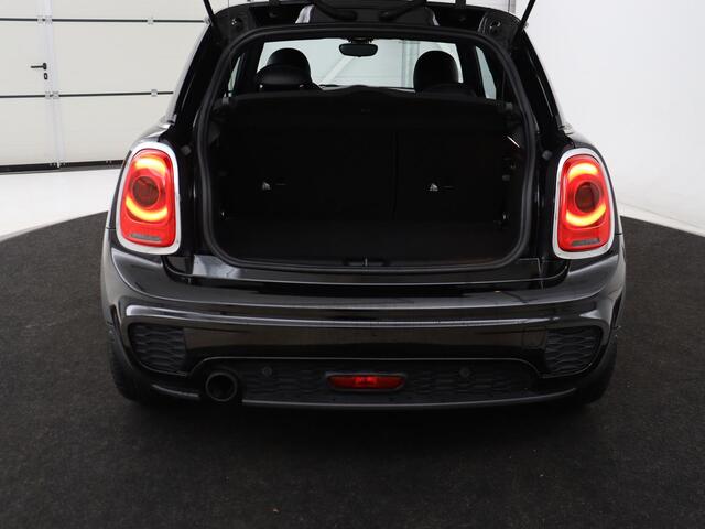Mini COOPER 1.5 Chili Serious Business | Stoelverwarming | Head-Up | Sportstoelen | Harman/Kardon | Navigatie | Climate control | Full LED | Parkeerhulp | Cruise control | Half leder | Bluetooth