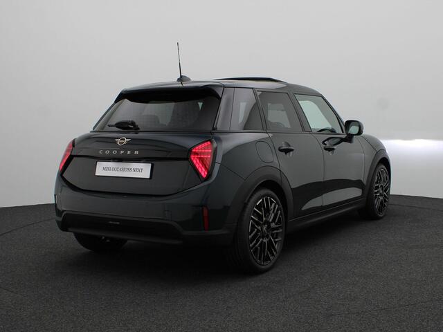 Mini COOPER 5 deurs Favoured + M pakket + Pano + Getint Glas