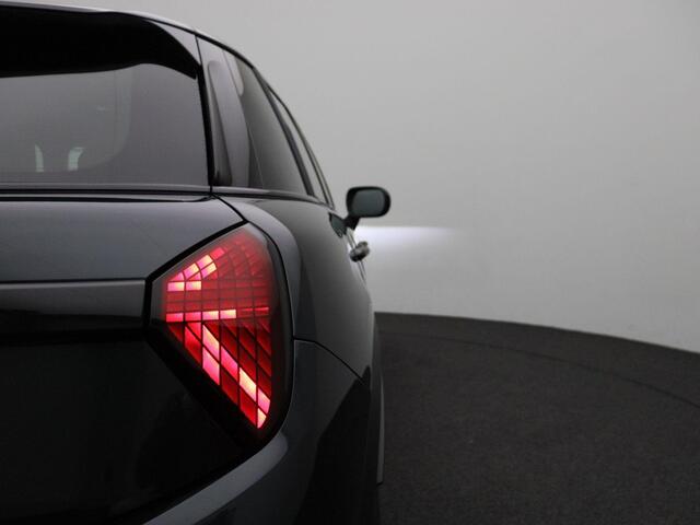 Mini COOPER 5 deurs Favoured + M pakket + Pano + Getint Glas